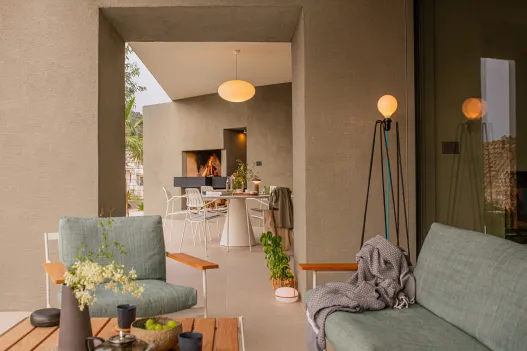 Seaview and Pool House Manu outside