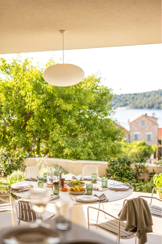 Seaview and Pool House Manu outside