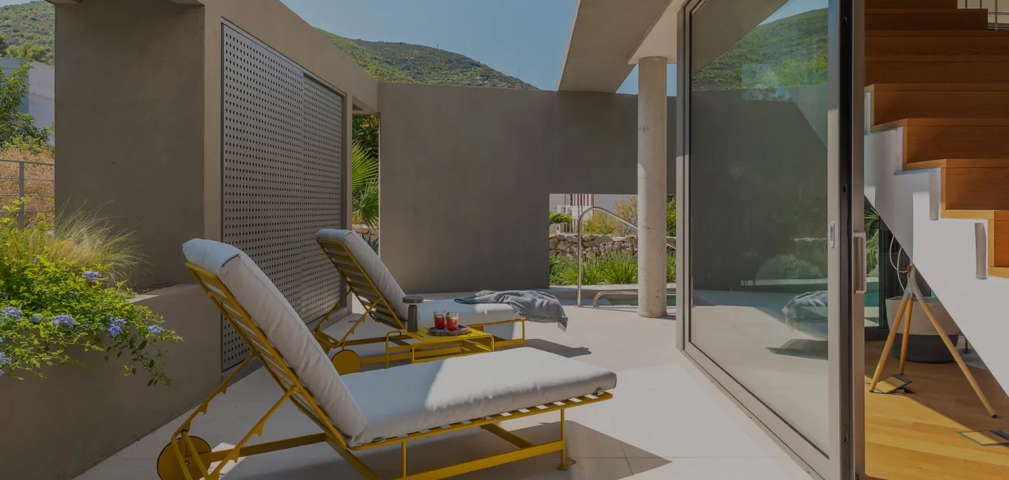 Seaview and Pool House Manu outside