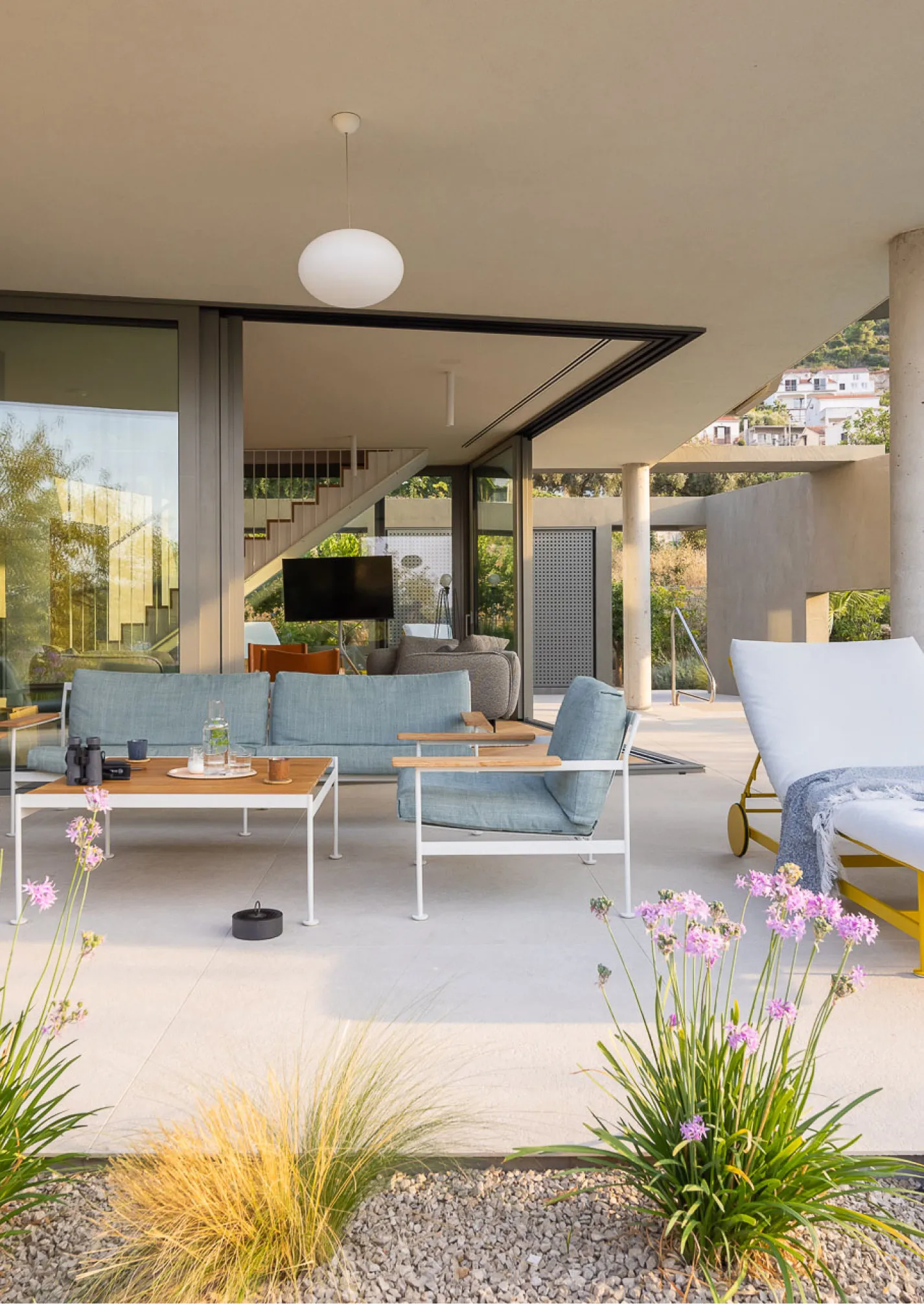 Seaview and Pool House Manu outside