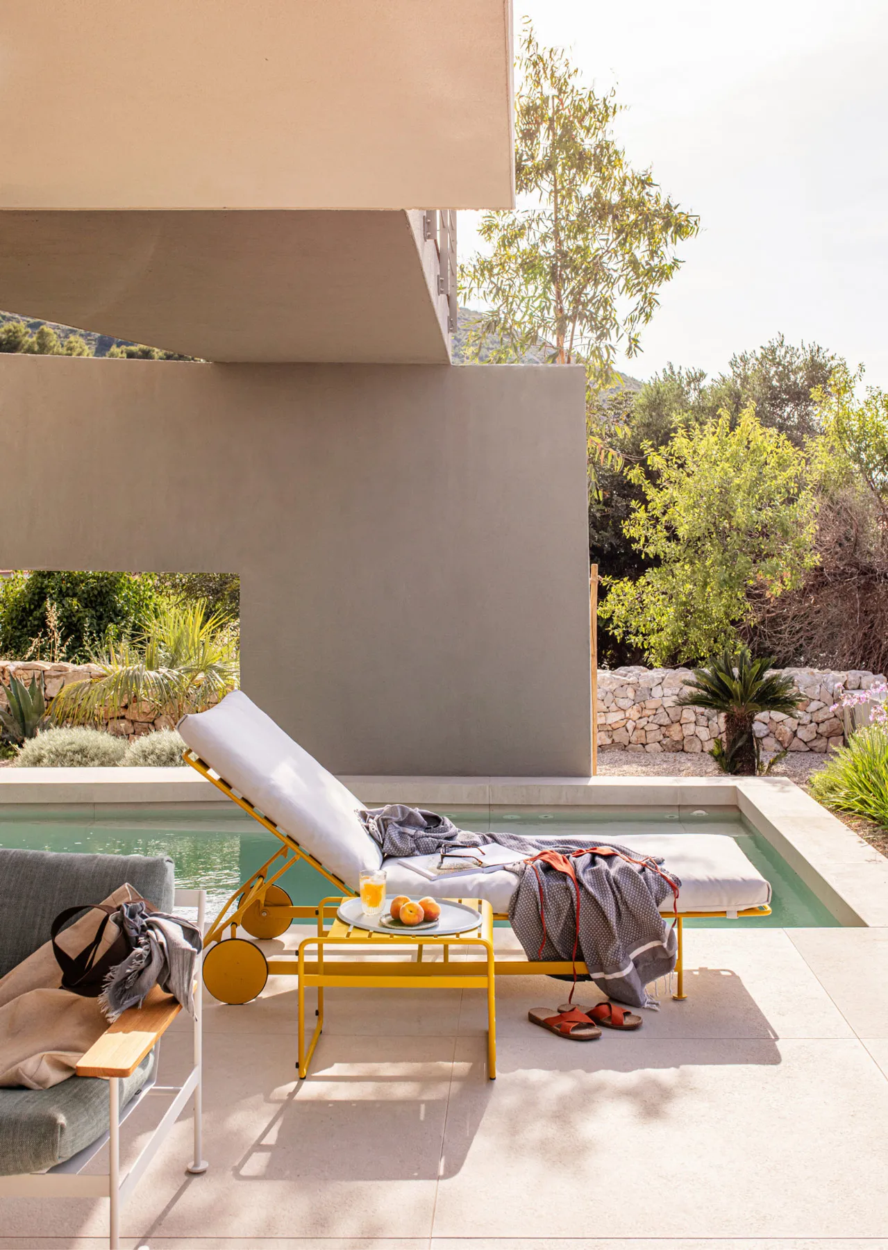 Seaview and Pool House Manu outside