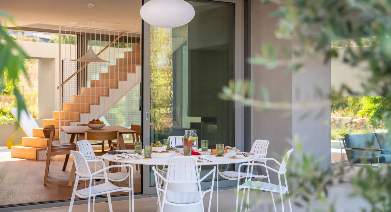 Seaview and Pool House Manu outside